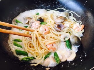 20、奶香浓郁 味道独特 简单易学 白汁海鲜意面,放入煮好的意面，翻炒均匀，温火煮2分钟左右，让意面吸足汤汁。