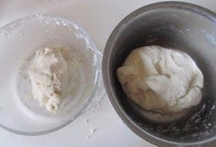 2、层层酥脆的极致诱惑---栗香梅花酥 ,将它们分别和成光滑的面团,盖上盖, 松弛20分钟