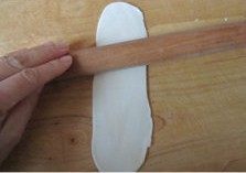 9、层层酥脆的极致诱惑---栗香梅花酥 ,再用擀面杖将面团擀成长条状