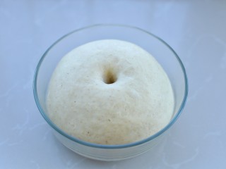 6、全麦辫子面包,待面团发酵至原来的2-2.5倍大，用手指在面团中间戳一下，面团不回缩就表示发酵好了