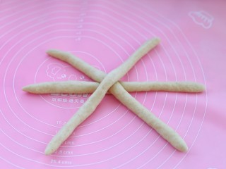 9、全麦辫子面包,将三个长条交叉搭在一起