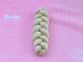 11、全麦辫子面包,收口处捏紧放到下面