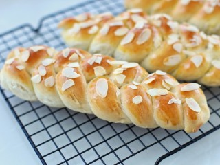 16、全麦辫子面包,待面包表面变成金黄色即可出炉