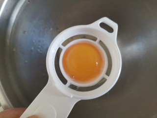 3、宝宝迷你奶香小小贝,准备2个干净无水无油的盆，分离蛋清和蛋黄，蛋黄不能掉进蛋白里，否则蛋白就打不起来，分离好的蛋白放冰箱冷藏备用