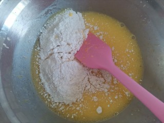 5、宝宝迷你奶香小小贝,筛入低筋面粉