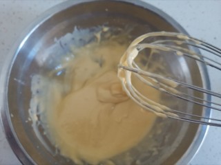 6、宝宝迷你奶香小小贝,画“z字”搅拌均匀至无干粉颗粒