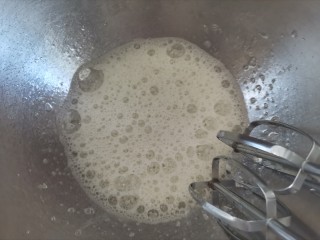 7、宝宝迷你奶香小小贝,再来出来蛋白，蛋白中滴几滴柠檬汁，电动打蛋器开高速打发至鱼眼粗泡，加入1/3的白砂糖，第一次加