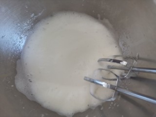 8、宝宝迷你奶香小小贝,打发至粗泡变的细腻时，加1/3的白砂糖，第二次