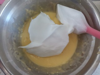 11、宝宝迷你奶香小小贝,取1/3的蛋白到蛋黄糊里翻拌均匀，不能画圈搅拌