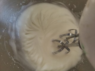 9、宝宝迷你奶香小小贝,打发至蛋白霜出现明显纹路，加入最后的白砂糖