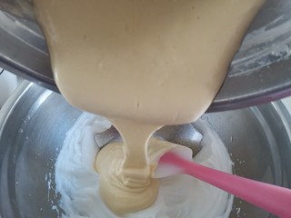 12、宝宝迷你奶香小小贝,再倒回蛋白霜里，同样的手法翻拌均匀