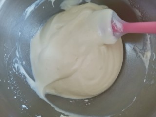 13、宝宝迷你奶香小小贝,翻拌均匀至看不见蛋白霜