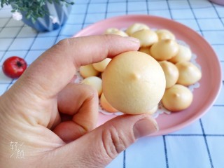 15、宝宝迷你奶香小小贝,烤好能从油纸上轻松取下来就是熟啦，好吃的迷你奶香小贝就做好了