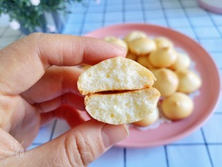 16、宝宝迷你奶香小小贝,内部组织气孔均匀，细腻绵软