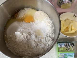 3、老式面包,（除黄油外）主面团材料+酵头，揉至扩展阶段后