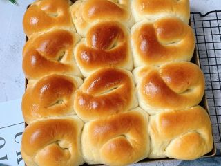 10、老式面包,出炉后刷一层融化的黄油，脱膜，放凉就可以开吃啦！