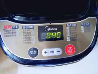 7、#甜味#毛毛虫豆沙面包,再次启动面包机揉面功能40分钟。