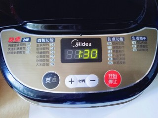 9、#甜味#毛毛虫豆沙面包,启动面包机发酵功能，天热室温发酵也可以。(注意保持面团湿度，盖上盖子或者保鲜膜)