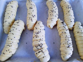 19、#甜味#毛毛虫豆沙面包,再撒上黑芝麻，可以送入烤箱。