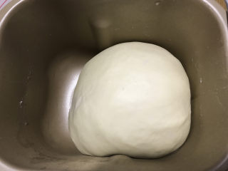 5、12连汉堡小面包,面团盖上保鲜膜，发酵至两倍大。大约1小时。温度控制在28度左右。室温比较高可以放入冰箱冷藏发酵。室温较低可以放入烤箱开30度，放一碗温水发酵。