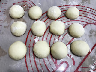 7、12连汉堡小面包,将面团平均分割成12份，每份35g左右。并且滚圆。