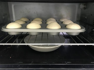 9、12连汉堡小面包,烤箱底部放温水，温度控制在38度，发酵大约20-30分钟。注意不要发酵太久。小面团发酵时间长，汉堡会烤的太高。时间久了也容易发酵过头。