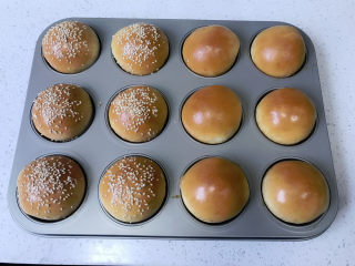 13、12连汉堡小面包,取出汉堡晾凉至手温，放入保鲜袋保存。不马上吃完可以放入冰箱冷冻，回温后烘烤3分钟即可食用。