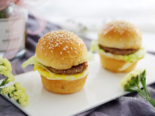 14、12连汉堡小面包,做好的汉堡面包，可以夹煎蛋，牛肉饼，奶酪，火腿等等，做成汉堡包。尺寸比较小，吃一个两个都可以。