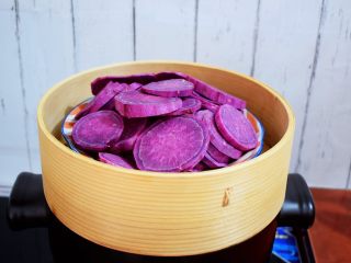 3、紫薯披萨,放入蒸锅蒸熟