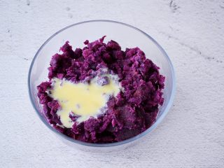 5、紫薯披萨,加入炼乳