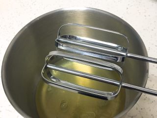 1、蔓越梅蛋糕卷,鸡蛋分离出蛋白和蛋黄,蛋白中加入柠檬汁,用打蛋器高速搅打30圈。