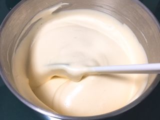 13、蔓越梅蛋糕卷,继续翻拌50次左右,蛋糕糊就完成了。