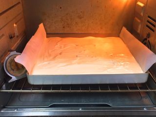 17、蔓越梅蛋糕卷,烤箱预热至150度,金盘再送入烤箱。