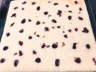 19、蔓越梅蛋糕卷,烤完立即倒扣在网格上,掀掉烤盘纸。