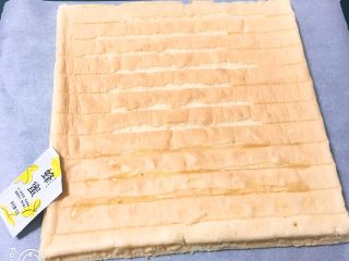 21、蔓越梅蛋糕卷,将蛋糕翻个身,表面刷蜂蜜,不要刷太多意思意思就行,也为卷蛋糕方便。