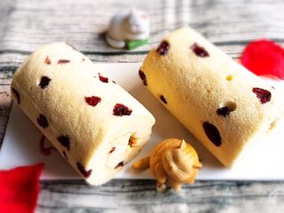 23、蔓越梅蛋糕卷,冰箱拿出切片,漂亮的蛋糕卷就完成了。