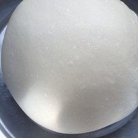 4、肉松手撕面包,这是揉好的面团，看到上面的小气泡了吗？这代表面团揉得很到位啦！有助于后面的发酵。