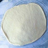 7、肉松手撕面包,接下来我们来整形，其实手撕面包的整形是最随意的。擀面杖排气后松弛10分钟后再擀成长方形，其实随意擀开就可以啦，像我图中那样圆不圆方不方的都可以。