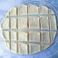 8、肉松手撕面包,用刀划开，随意点不要拘束~