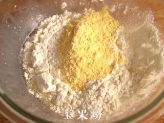 5、玉米制作【粗粮干果甜甜圈】越嚼越香,加入玉米粉