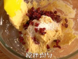 7、玉米制作【粗粮干果甜甜圈】越嚼越香,加入椰蓉和蔓越莓干,搅拌均匀,静置30分钟