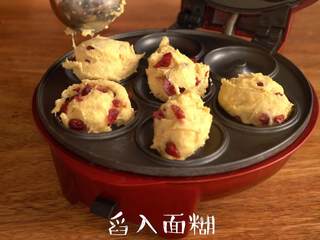 8、玉米制作【粗粮干果甜甜圈】越嚼越香,小红锅最高温预热完成后,使用挖球勺舀入约28g面糊