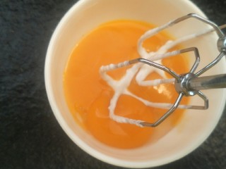 3、奶油生日蛋糕（无需抹面）,打发蛋黄。