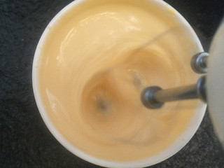 4、奶油生日蛋糕（无需抹面）,打到体积膨胀发白。