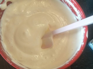 6、奶油生日蛋糕（无需抹面）,进行搅拌，混合在一起，