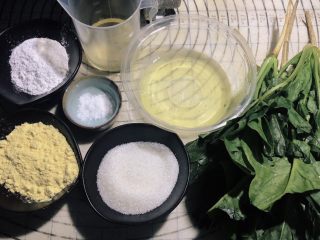 1、菠菜鸡蛋糕,备齐所有材料。