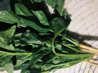 2、菠菜鸡蛋糕,菠菜洗净滤干水。