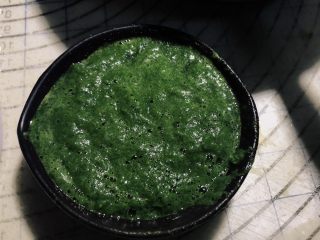 3、菠菜鸡蛋糕,用料理机将菠菜打成糊状备用。