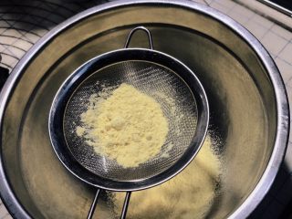 4、菠菜鸡蛋糕,小米粉过筛。