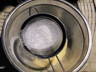 5、菠菜鸡蛋糕,糯米粉过筛。